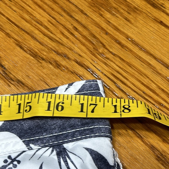 Hollister tropical hibiscus board shorts/swim trunks.Great condition. Size Large - Picture 8 of 10